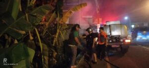 KEBAKARAN DI PINGGIR JALAN MARGOREJO, DAMKAR DAN RELAWAN TURUN TANGAN