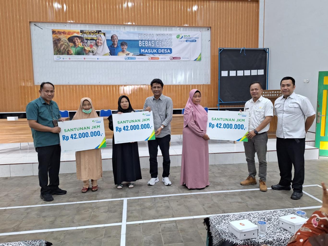 PEMBERIAN SANTUNAN JKM RT DAN RW
