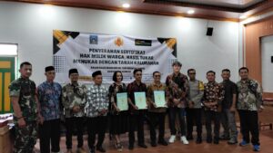 PENYERAHAN SERTIFIKAT TUKAR MENUKAR TKD DAN TANAH WARGA