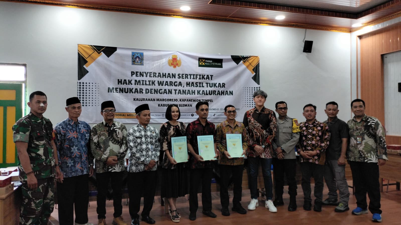 PENYERAHAN SERTIFIKAT TUKAR MENUKAR TKD DAN TANAH WARGA