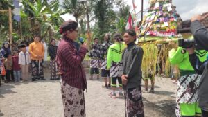 KIRAB GUNUNGAN , MAULID NABI DAN KHOUL CIKAL BAKAL DUSUN NGABEAN